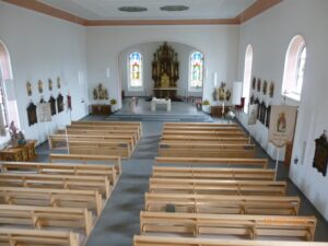 Kirche von oben mit Sitzbänken und Altar