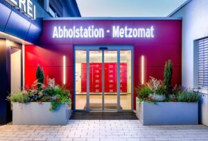 Metzgerei Eingangsbereich von außen mit Leuchtreklame