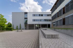 Pausenhof mit Tischtennisplatte eines Schulgebäudes